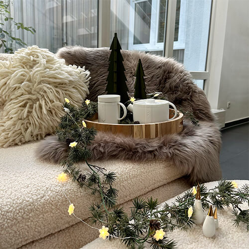 weihnachtlich-dekoriertes-sofa